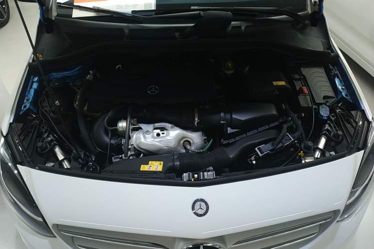 Used Mercedes-Benz B-Class 2016 B 180 Engine Bay
