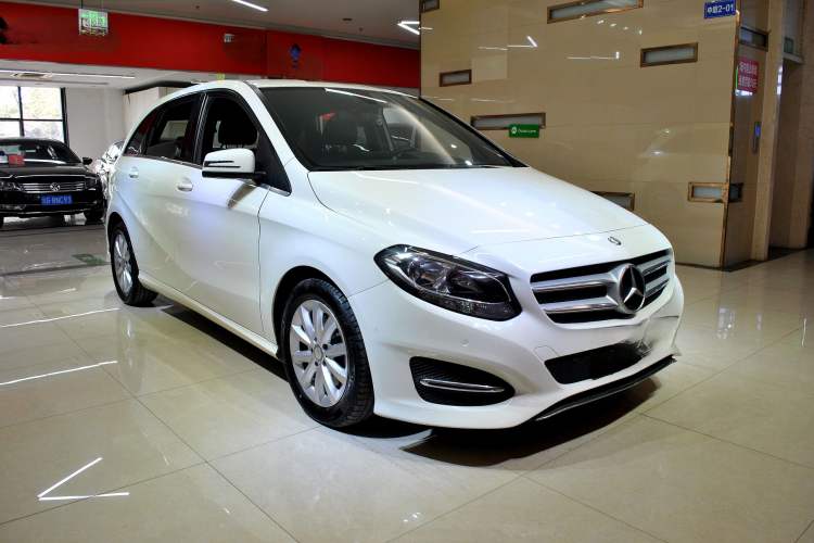 Used Mercedes-Benz B-Class 2016 B 180 Front Right 45 Deg