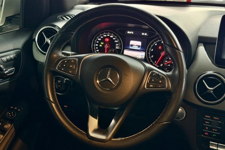 Used Mercedes-Benz B-Class 2016 B 200 Exclusive Edition Interior 3