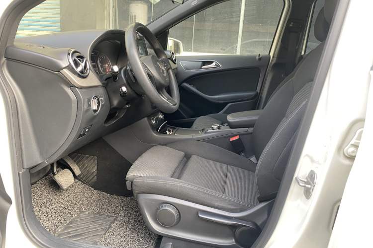 Used Mercedes-Benz B-Class 2016 B 180 Interior 5