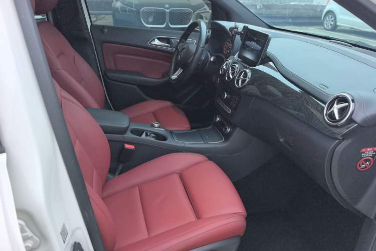 Used Mercedes-Benz B-Class 2016 B 200 Exclusive Edition Right Front Seat