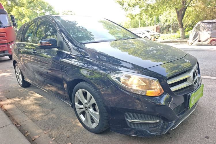 Used Mercedes-Benz B-Class 2017 B 200 Sport Edition Front Right 45 Deg