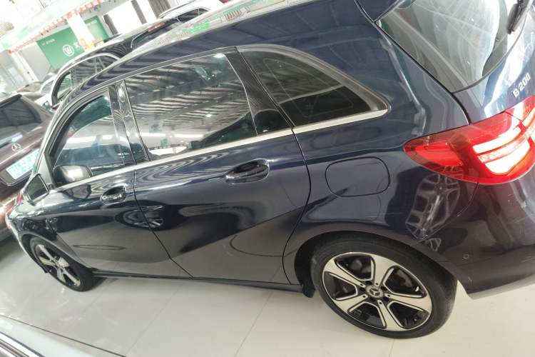Used Mercedes-Benz B-Class 2017 B 200 Fashion Model Left Side