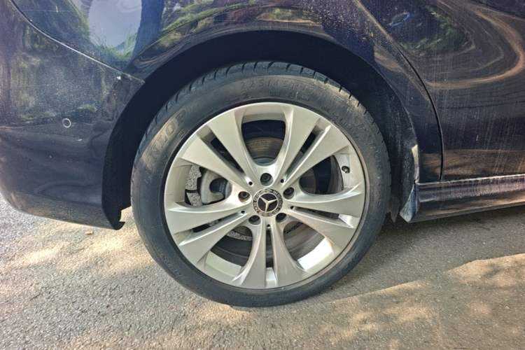 Used Mercedes-Benz B-Class 2017 B 200 Sport Edition Right Rear Wheel Hub