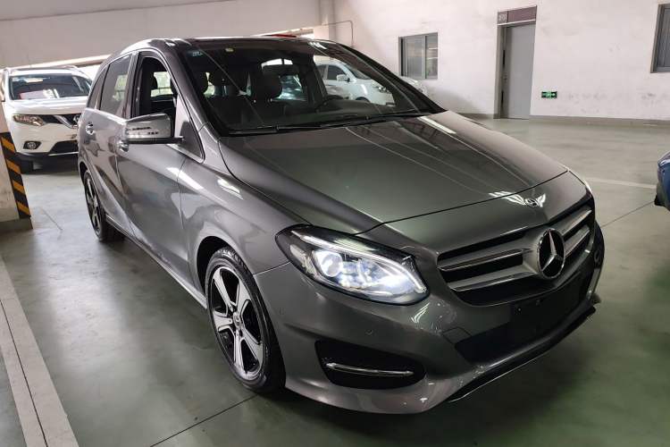 Used Mercedes-Benz B-Class 2017 B 200 Fashion Model Front Right 45 Deg