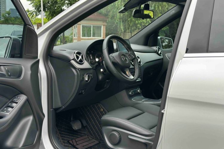 Used Mercedes-Benz B-Class 2017 B 200 Sport Edition Interior 10