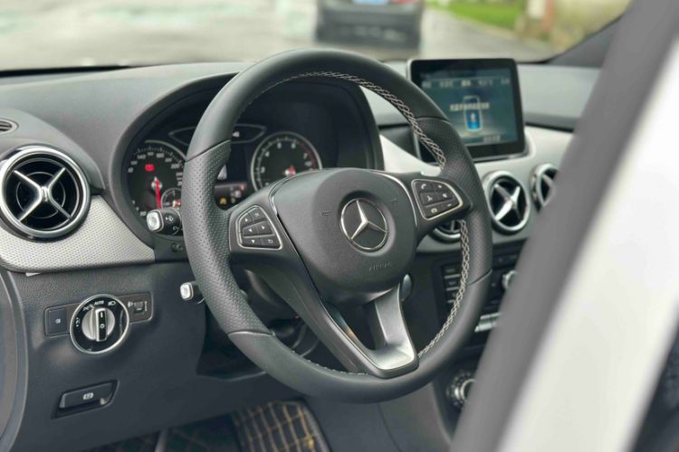 Used Mercedes-Benz B-Class 2017 B 200 Sport Edition Interior 5