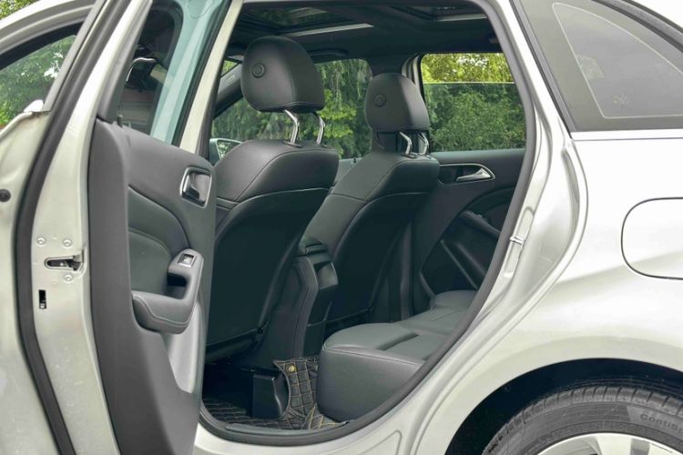 Used Mercedes-Benz B-Class 2017 B 200 Sport Edition Interior 9