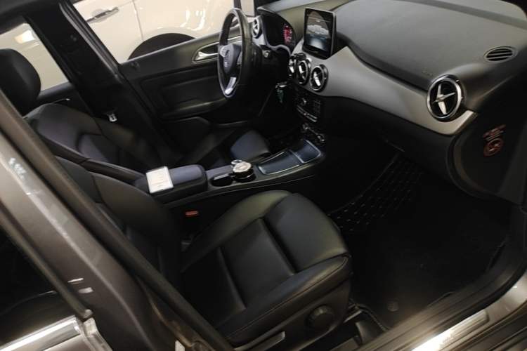 Used Mercedes-Benz B-Class 2017 B 200 Sport Edition Right Front Seat