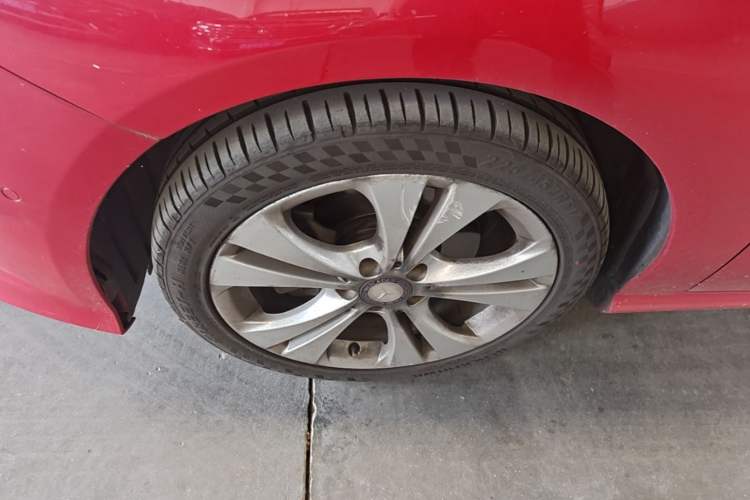 Used Mercedes-Benz B-Class 2017 B 200 Sport Edition Left Front Wheel Hub