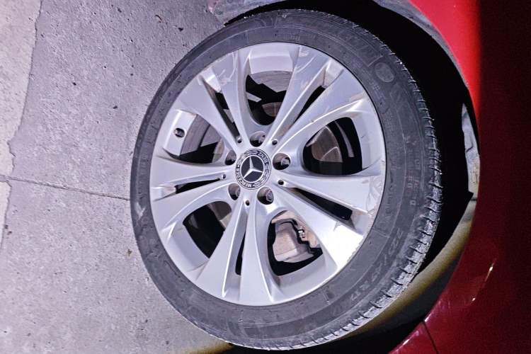 Used Mercedes-Benz B-Class 2017 B 200 Sport Edition Right Front Wheel Hub