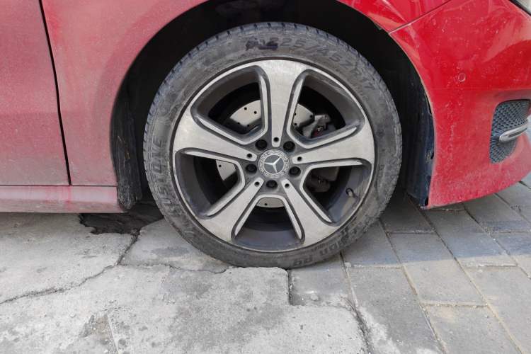 Used Mercedes-Benz B-Class 2017 B 200 Fashion Model Right Front Wheel Hub