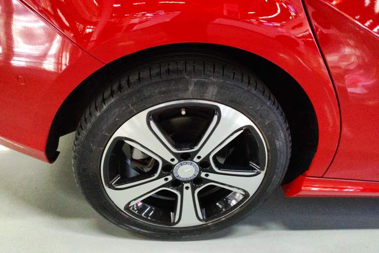 Used Mercedes-Benz B-Class 2017 B 200 Fashion Model Right Rear Wheel Hub