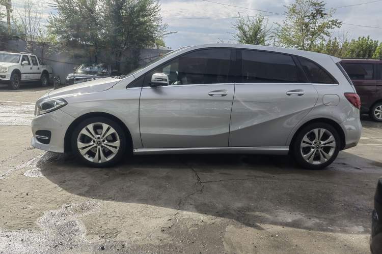 Used Mercedes-Benz B-Class 2017 B 200 Sport Edition Exterior 5