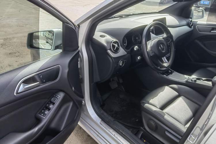 Used Mercedes-Benz B-Class 2017 B 200 Sport Edition Interior 3