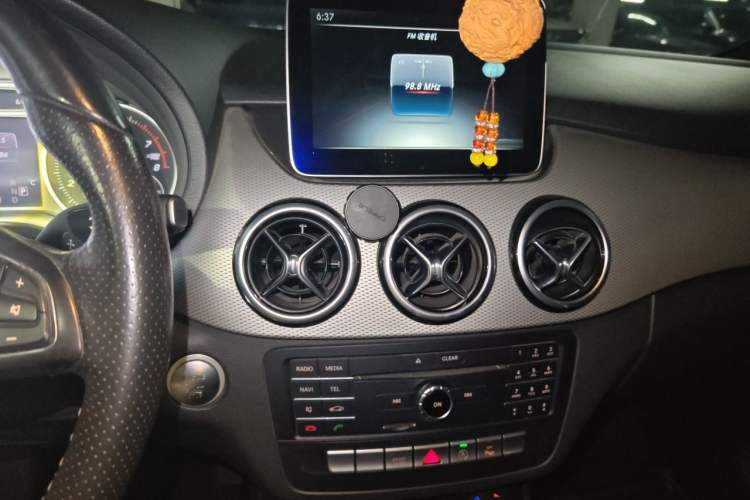 Used Mercedes-Benz B-Class 2017 B 200 Fashion Model Audio And AC Panel