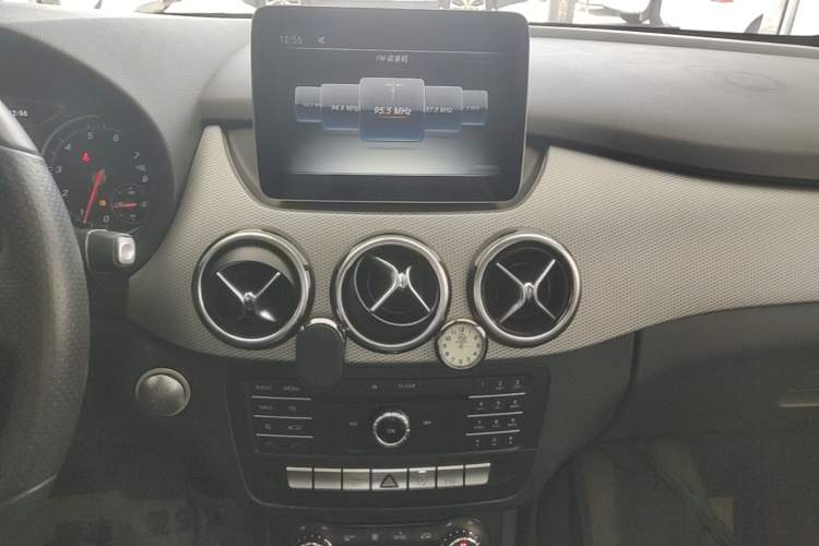 Used Mercedes-Benz B-Class 2017 B 200 Fashion Model Audio And AC Panel