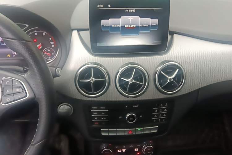Used Mercedes-Benz B-Class 2017 B 200 Fashion Model Audio And AC Panel