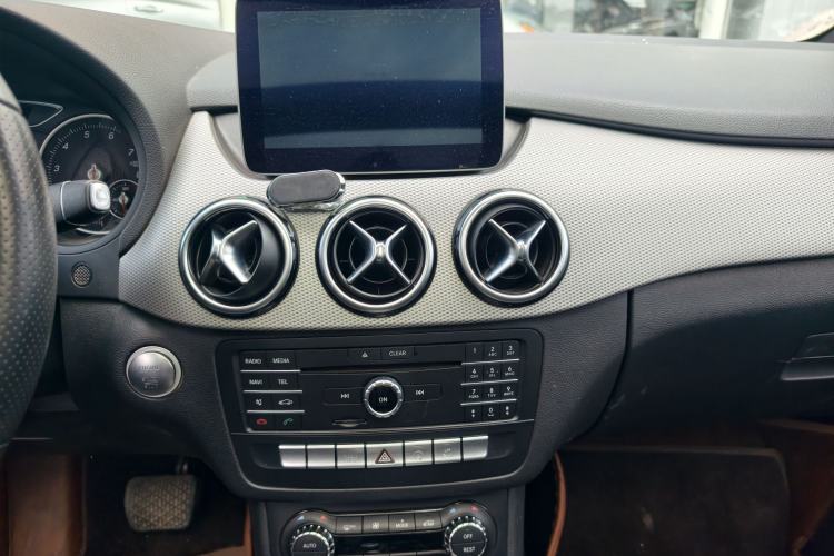 Used Mercedes-Benz B-Class 2017 B 200 Fashion Model Audio And AC Panel