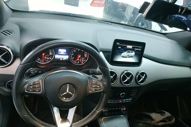 Used Mercedes-Benz B-Class 2017 B 200 Fashion Model Center Console