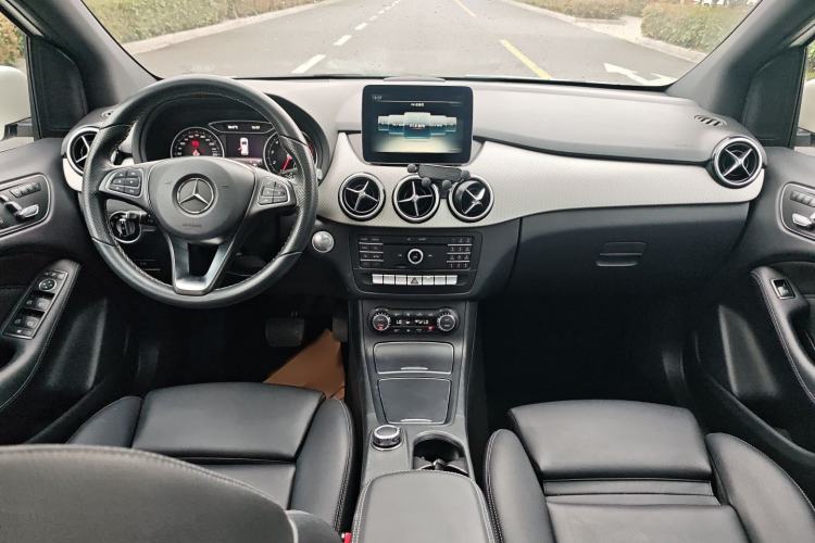 Used Mercedes-Benz B-Class 2017 B 200 Fashion Model Center Console