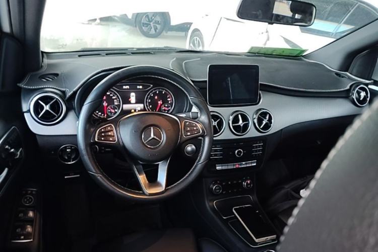Used Mercedes-Benz B-Class 2017 B 200 Fashion Model Center Console