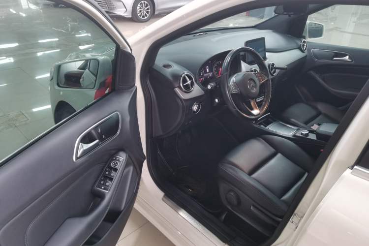 Used Mercedes-Benz B-Class 2017 B 200 Sport Edition Driver Seat