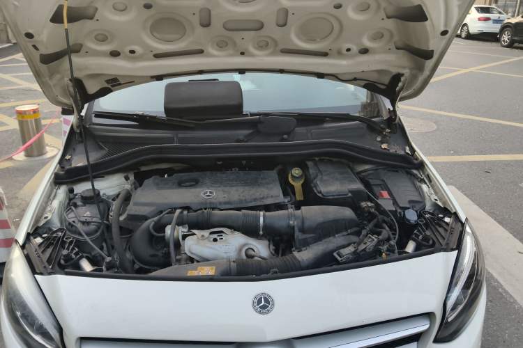 Used Mercedes-Benz B-Class 2017 B 200 Fashion Model Engine Bay