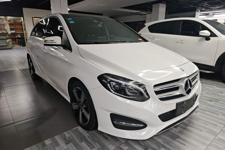 Used Mercedes-Benz B-Class 2017 B 200 Fashion Model Front Right 45 Deg