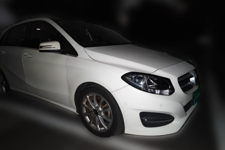 Used Mercedes-Benz B-Class 2017 B 200 Sport Edition Front Right 45 Deg