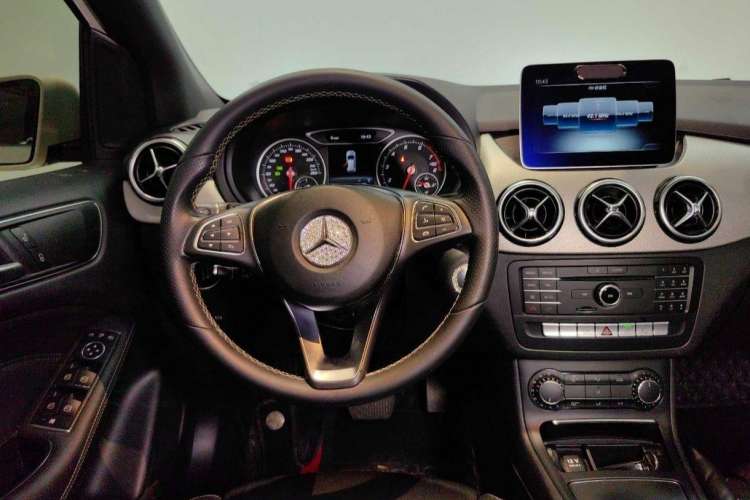 Used Mercedes-Benz B-Class 2017 B 200 Sport Edition Interior 1