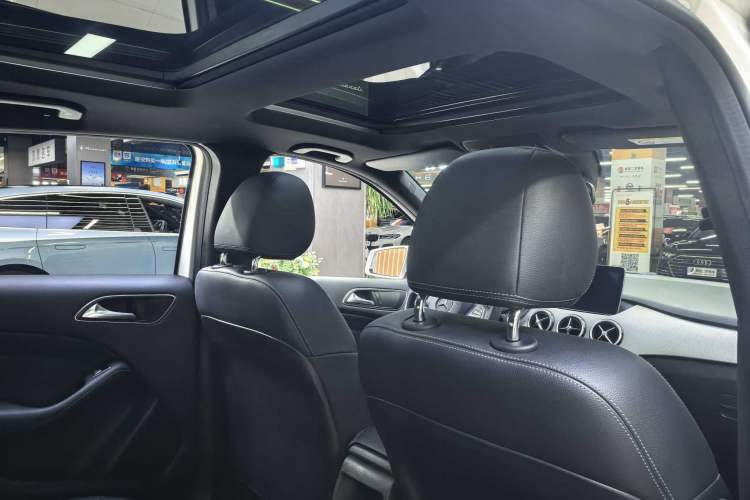 Used Mercedes-Benz B-Class 2017 B 200 Sport Edition Interior 10