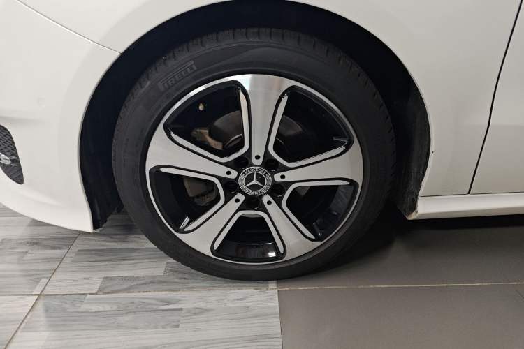 Used Mercedes-Benz B-Class 2017 B 200 Fashion Model Left Front Wheel Hub
