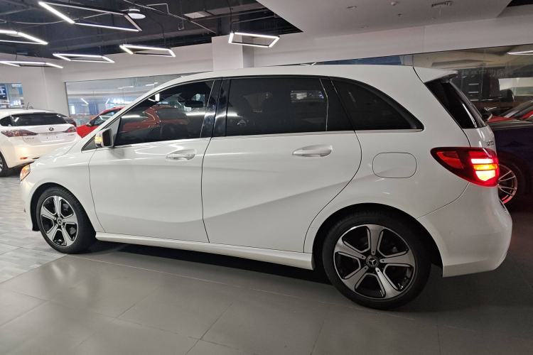 Used Mercedes-Benz B-Class 2017 B 200 Fashion Model Left Side
