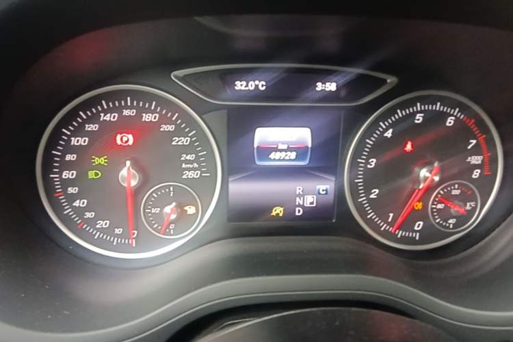 Used Mercedes-Benz B-Class 2017 B 200 Fashion Model Odometer Close Up