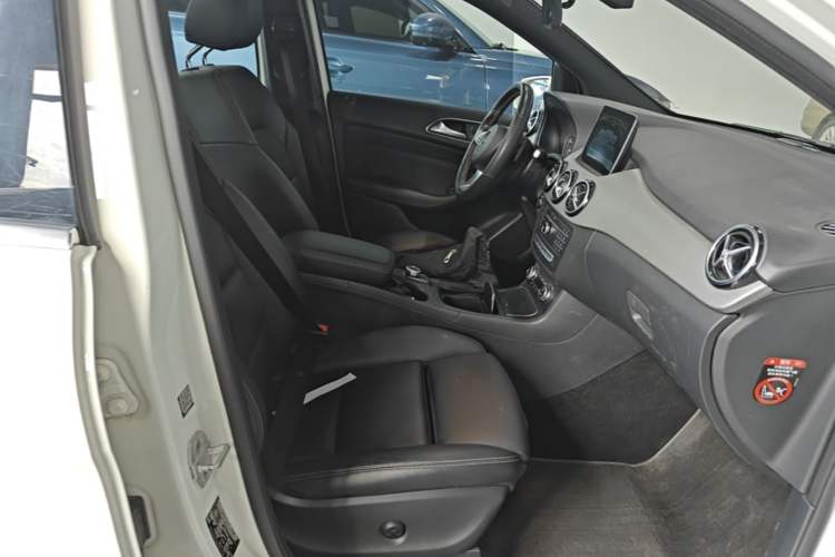 Used Mercedes-Benz B-Class 2017 B 200 Fashion Model Right Front Seat