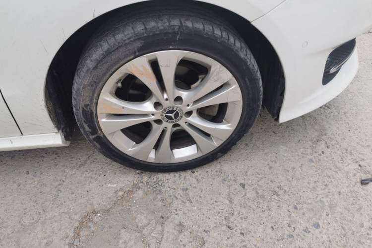Used Mercedes-Benz B-Class 2017 B 200 Sport Edition Right Front Wheel Hub