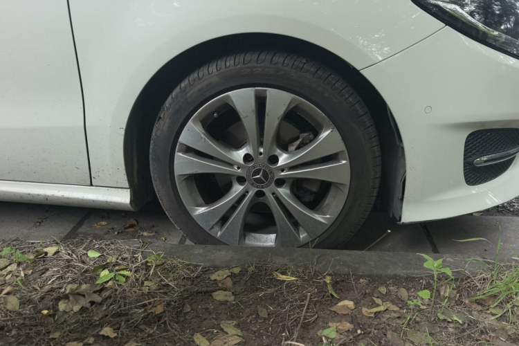 Used Mercedes-Benz B-Class 2017 B 200 Sport Edition Right Front Wheel Hub