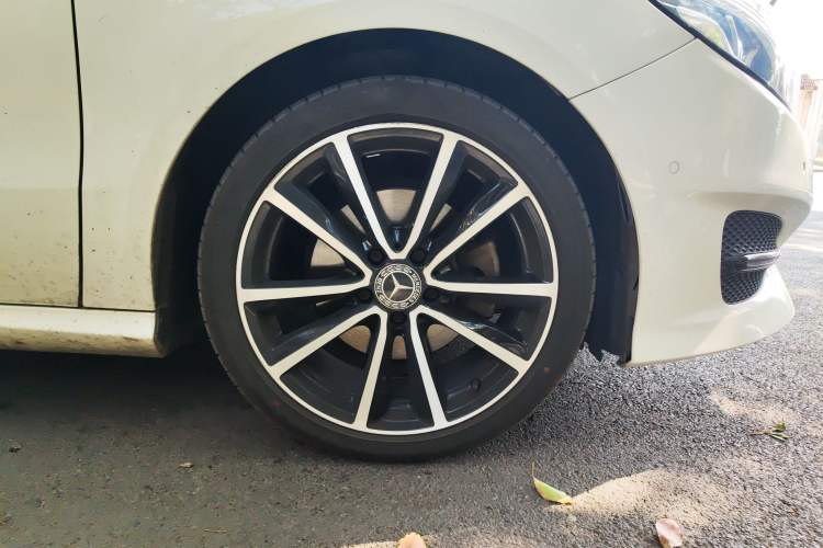 Used Mercedes-Benz B-Class 2017 B 200 Luxury Model Right Front Wheel Hub