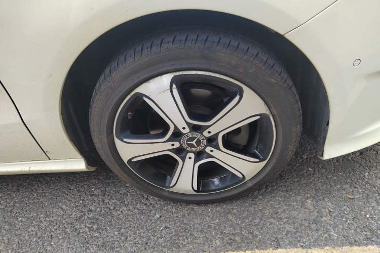 Used Mercedes-Benz B-Class 2017 B 200 Fashion Model Right Front Wheel Hub