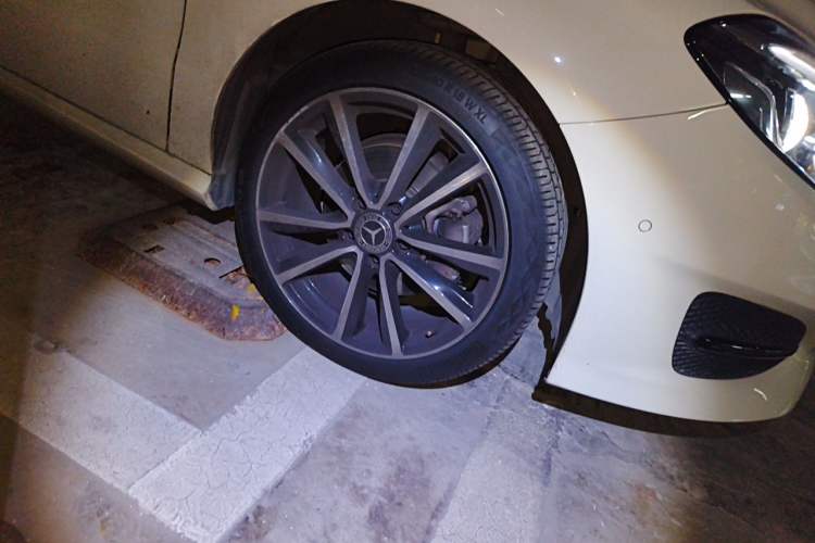 Used Mercedes-Benz B-Class 2017 B 200 Luxury Model Right Front Wheel Hub