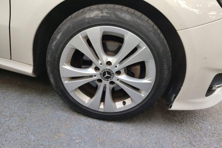 Used Mercedes-Benz B-Class 2017 B 200 Sport Edition Right Front Wheel Hub