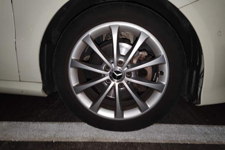 Used Mercedes-Benz B-Class 2017 B 200 Sport Edition Right Front Wheel Hub