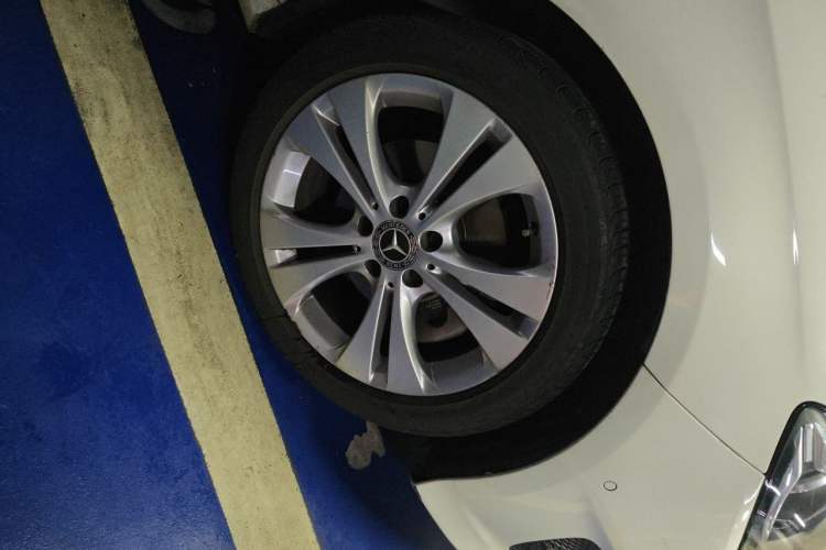 Used Mercedes-Benz B-Class 2017 B 200 Sport Edition Right Front Wheel Hub