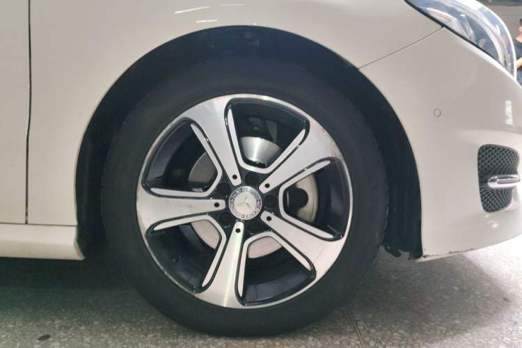 Used Mercedes-Benz B-Class 2017 B 200 Fashion Model Right Front Wheel Hub