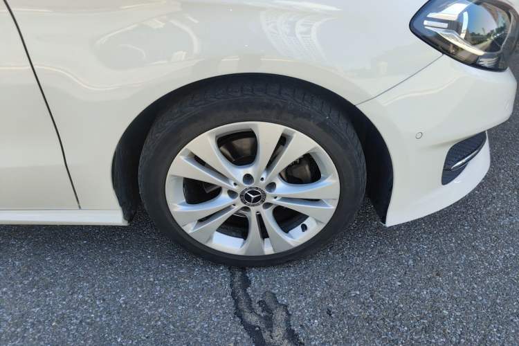 Used Mercedes-Benz B-Class 2017 B 200 Sport Edition Right Front Wheel Hub