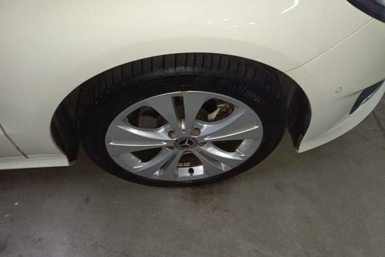 Used Mercedes-Benz B-Class 2017 B 200 Sport Edition Right Front Wheel Hub
