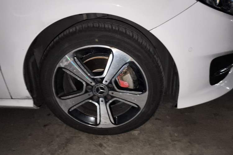 Used Mercedes-Benz B-Class 2017 B 200 Fashion Model Right Front Wheel Hub