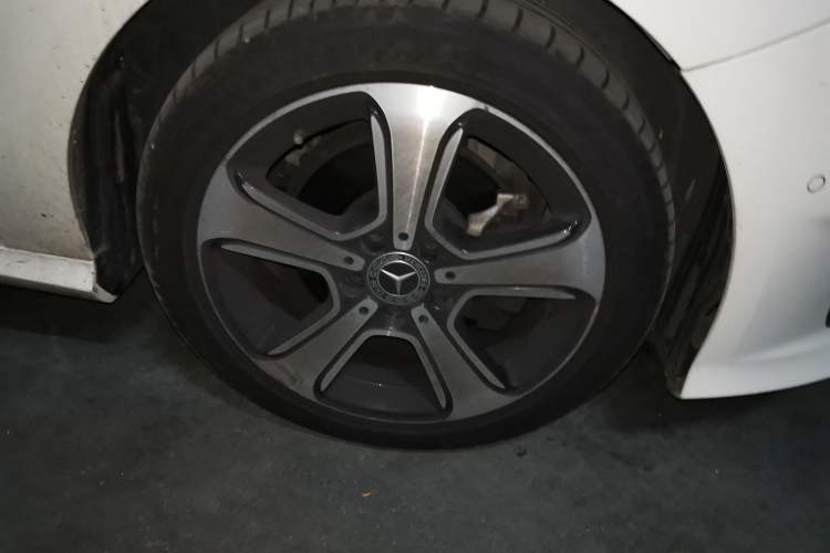 Used Mercedes-Benz B-Class 2017 B 200 Fashion Model Right Front Wheel Hub