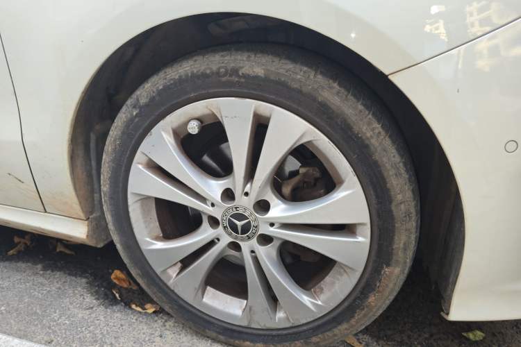 Used Mercedes-Benz B-Class 2017 B 200 Sport Edition Right Front Wheel Hub